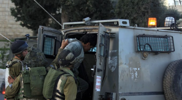 عناصر قوات الاحتلال تعتقل فلسطينيا - أرشيفية