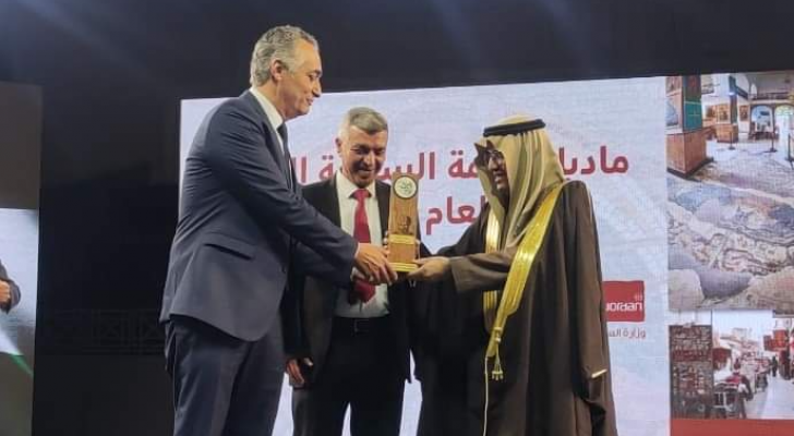 تسليم درع جائزة ابن بطوطة لوزير السياحة ورئيس بلدية مأدبا