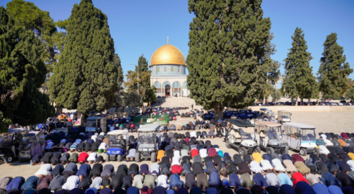 صورة أرشيفية لفلسطينيين يؤدون صلاة الجمعة في المسجد الأقصى