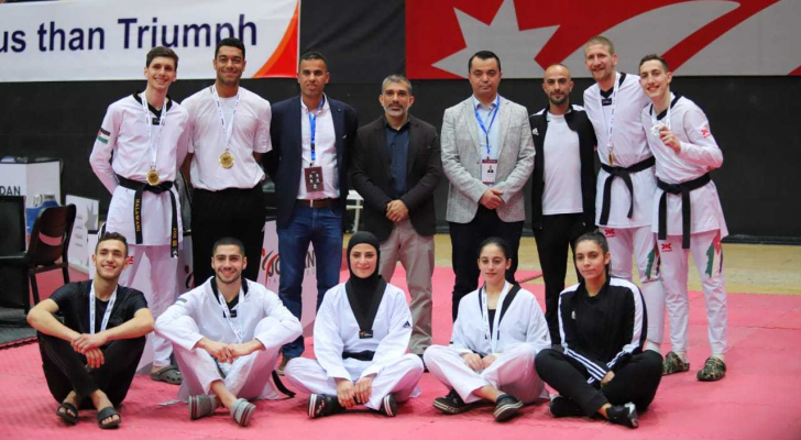 نجوم المنتخب الوطني مع الأمير راشد بن الحسن