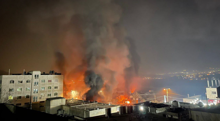المستوطنون يهاجمون ممتلكات الفلسطينيين ويحرقونه