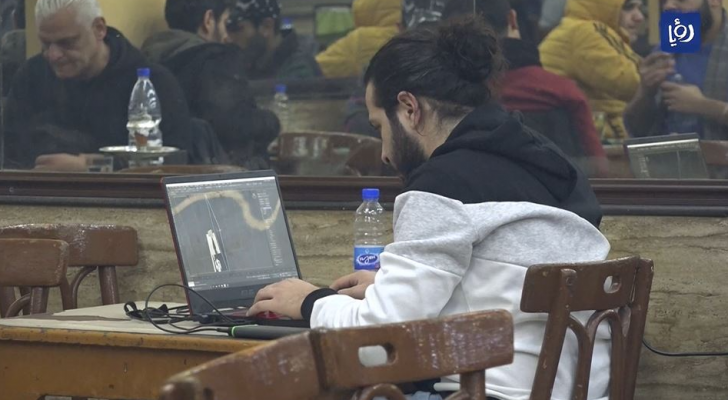 الصورة من داخل أحد المقاهي