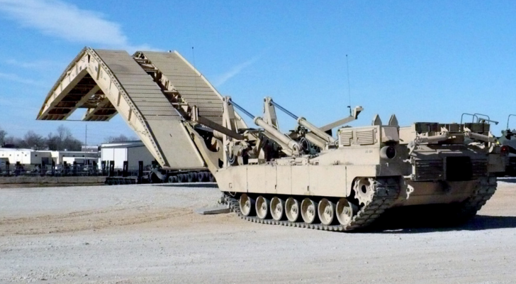 جسر تكتيكي لتحريك الدبابات والعربات المصفحة - أرشيفية
