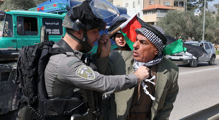 مسن فلسطيني في مواجهة أحد جنود الاحتلال