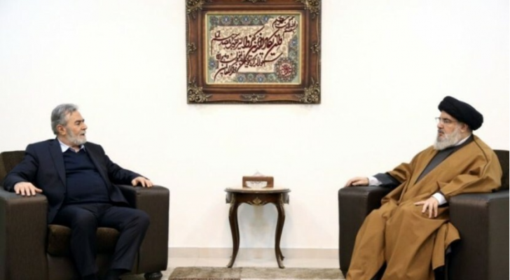 الأمينان العامان لحركة الجهاد الإسلامي زياد النخالة (يسار) وحزب الله اللبناني حسن نصر الله (يمين)