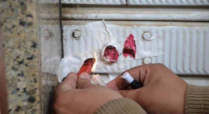 إغلاق محل بالشمع الأحمر