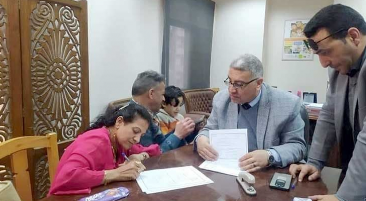 لحظة تسليم الطفل شنودة لوالديه بالتبني