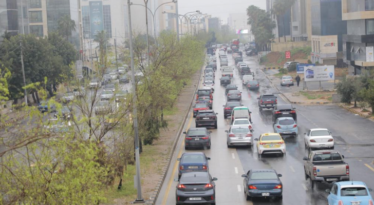 مركبات في أحد شوارع العاصمة عمان بعد هطول الأمطار
