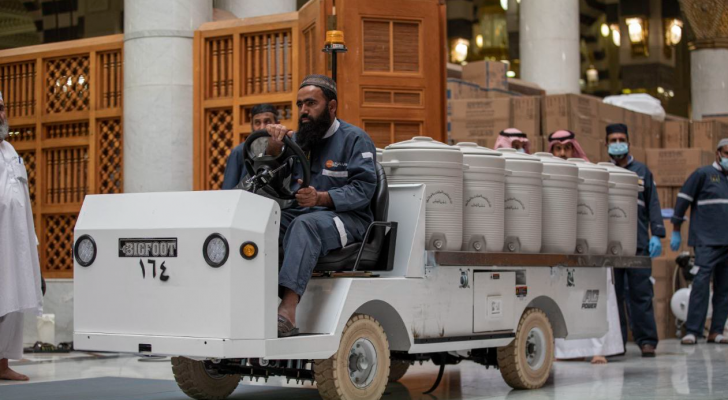 تزويع مياه زمزم في المسجد النبوي