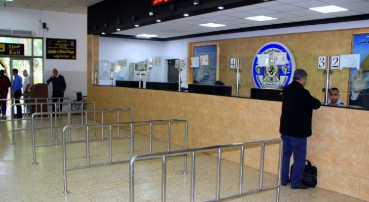 أحد المسافرين عبر معبر الكرامة