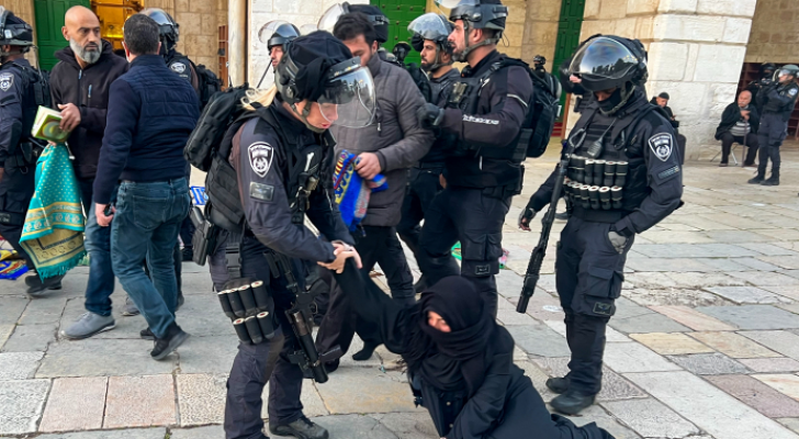 اعتداء شرطة الاحتلال على سيدة فلسطينية