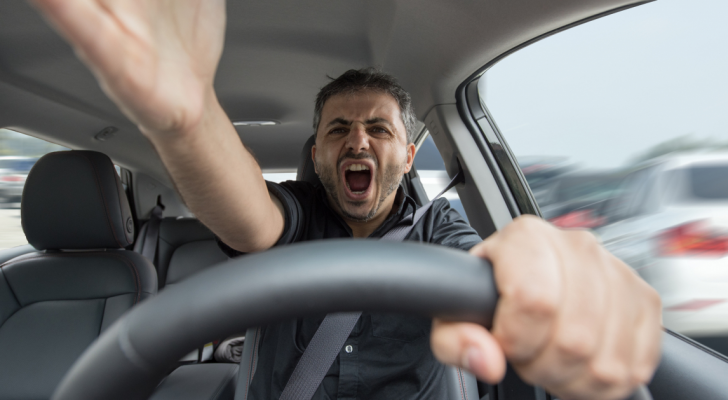 صورة تعبيرية لسائق منفعل في أثناء القيادة