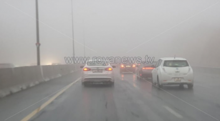 مركبات في أحد شوارع العاصمة عمان بعد هطول الأمطار