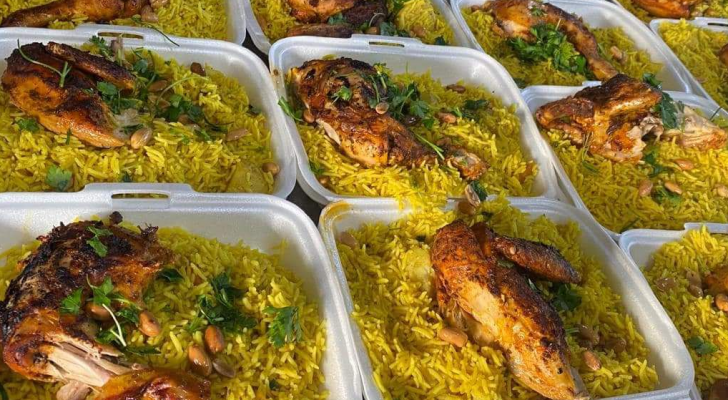 توزيع الوجبات على الصائمين