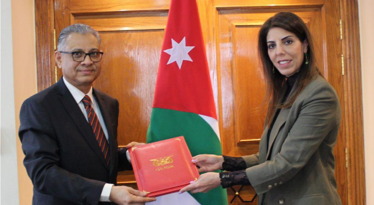 أمين عام وزارة الخارجية وشؤون المغتربين لينا الحديد والسفير اليمني لدى الأردن جلال إبراهيم فقيرة