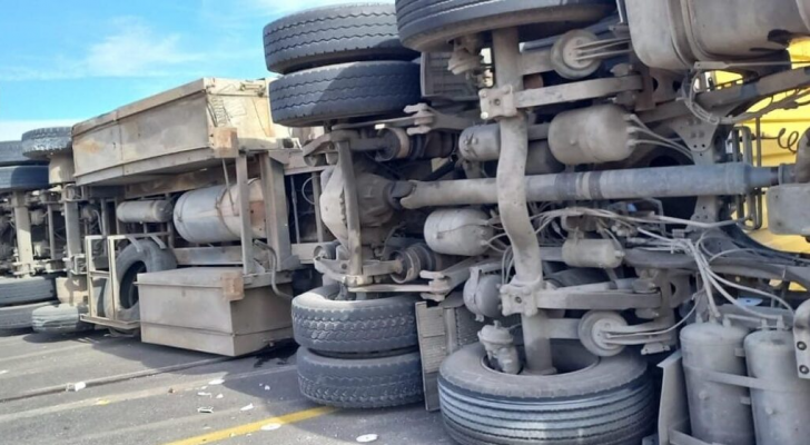 صورة أرشيفية لتدهور شاحنة