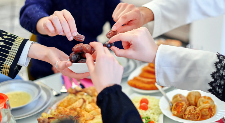 صورة تعبيرية لعائلة في رمضان