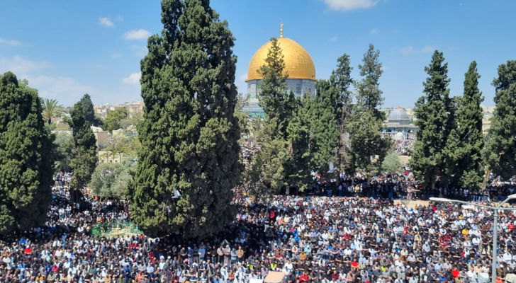 آلاف المصلين يؤدون صلاة الجمعة في المسجد الأقصى