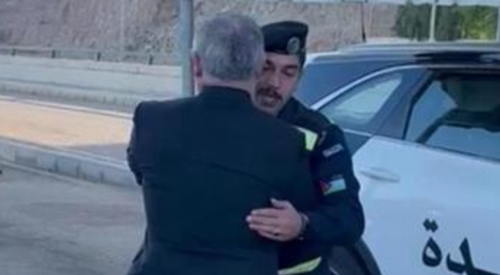 جلالة الملك خلال توقفه للسلام على دورية نجدة في العقبة