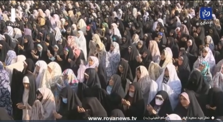 إيرانيون يؤدون صلاة عيد الفطر