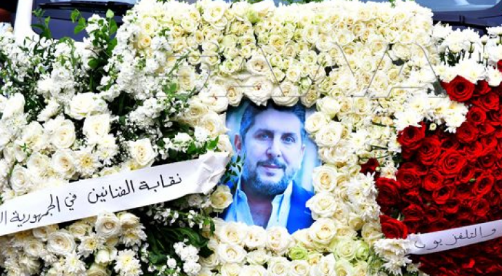 إكليل ورود على جثمان الفنان الراحل محمد قنوع