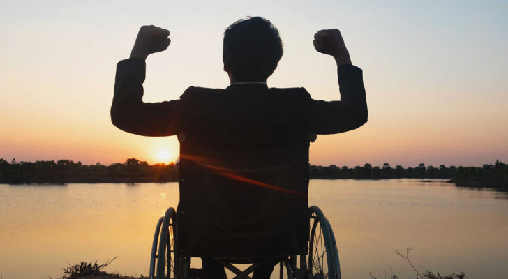 صورة لشخص متفائل من ذوي الإعاقة