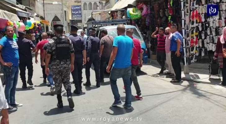 كوادر أمانة عمان وقوات الدرك في وسط البلد خلال تنفيذ حملة أمنية على البسطات
