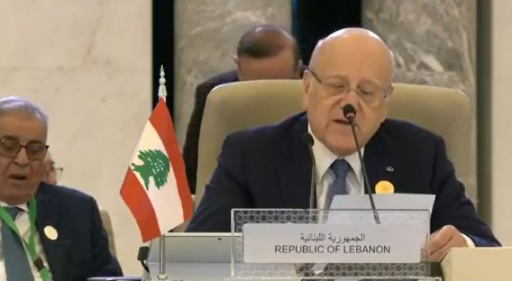 رئيس حكومة تصريف الأعمال اللبناني نجيب ميقاتي إلى جانبه وزير الخارجية والمغتربين عبدالله بو حبيب