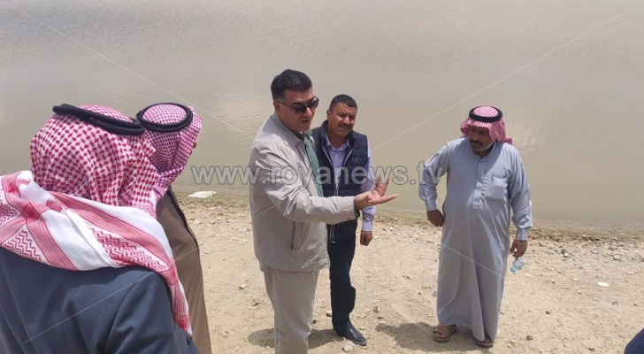 وزير الزراعة المهندس خالد الحنيفات خلال تفقده الحفائر الترابية في البادية الوسطى