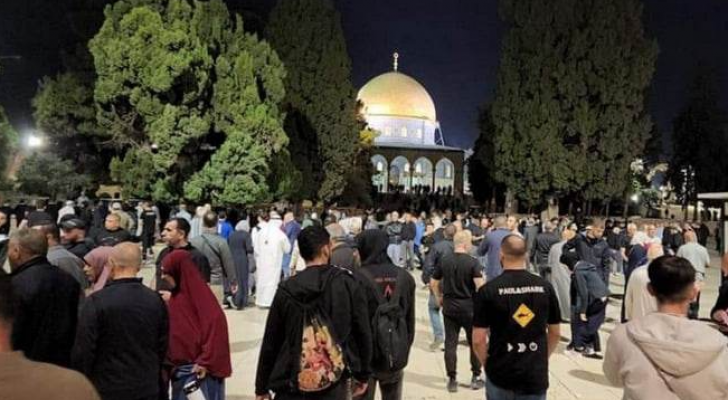 فلسطينيون أمام المسجد الأقصى