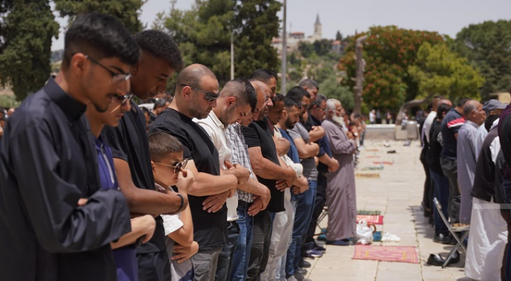 مصلون  يؤدون صلاة الجمعة في المسجد الأقصى