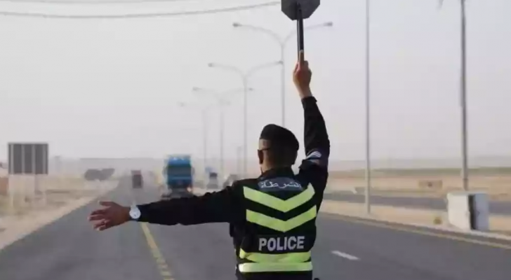 شرطي سير يطلب من سائق مركبة التوقف
