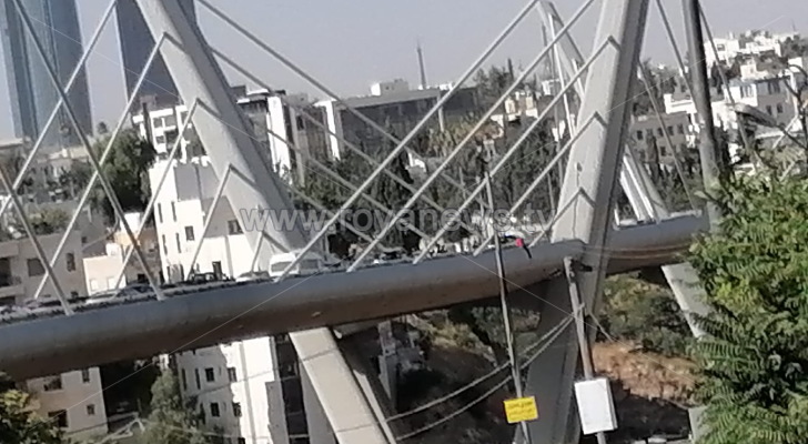 الشخص أثناء محاولته للانتحار من أعلى جسر عبدون