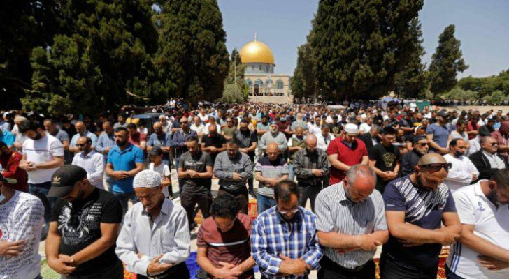 مصلون في المسجد الأقصى المبارك