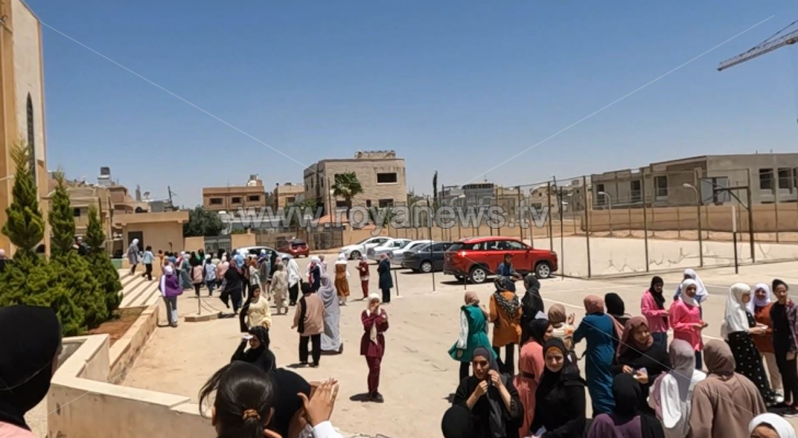 طالبات توجيهي بإحدى المدارس