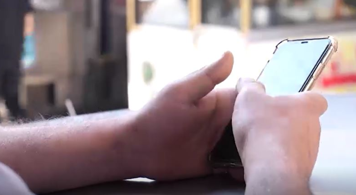شخص يستخدم هاتف خلوي
