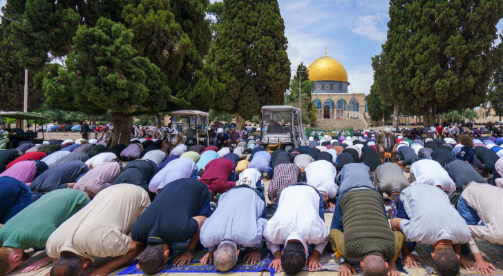 مصلون في رحاب المسجد الأقصى المبارك