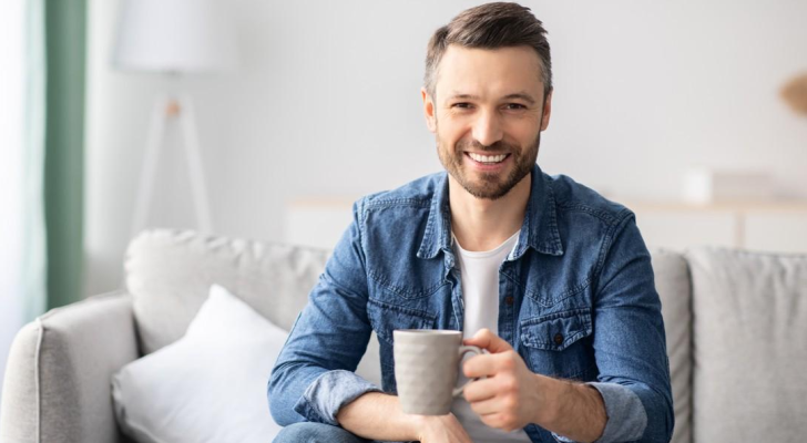 صورة تعبيرية لشخص يحمل كوب