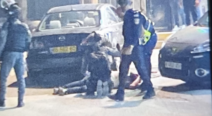 الصورة لحظة إصابة الشاب الفلسطيني برصاص الاحتلال