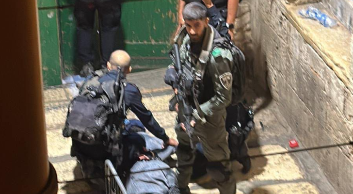 عناصر من قوات الاحتلال أثناء اعتقالها فلسطينيا في عند باب حطة في المسجد الأقصى