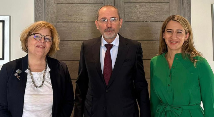 وزير الخارجية أيمن الصفدي ومساعدة وزير الخارجية الأمريكية باربرا ليف والسفيرة الأمريكية يائيل لمبرت