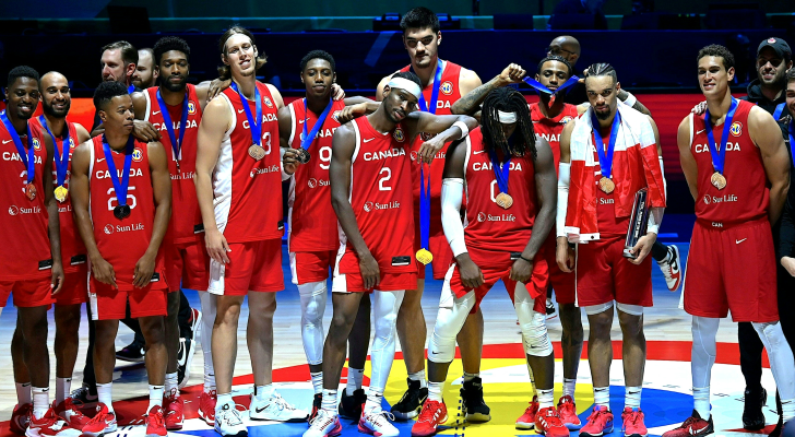 نجوم المنتخب الكندي بعد تتويجهم بالميداليات