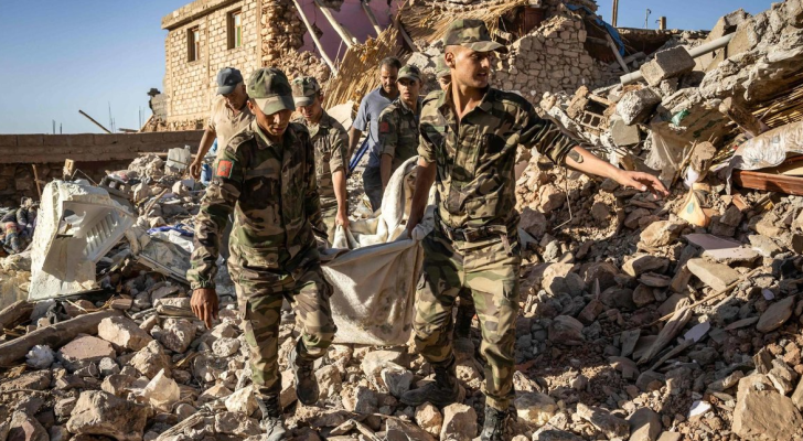 الشرطة المغربية خلال تعاملها مع الزلزال المدمر
