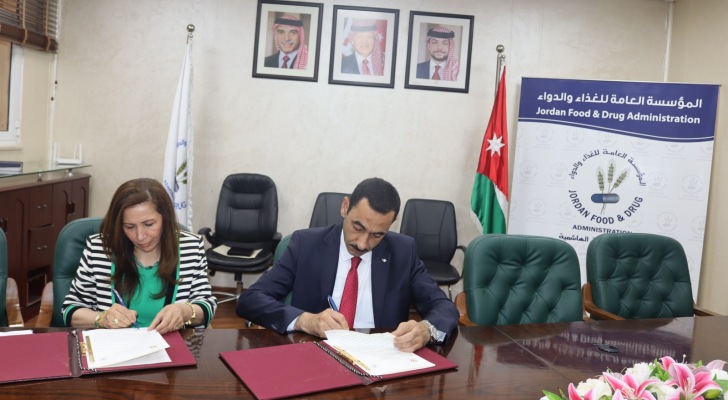 مدير عام المؤسسة الدكتور نزار مهيدات ورئيسة الجمعية سهير عبدالقادر أثناء توقيع الاتفاقية