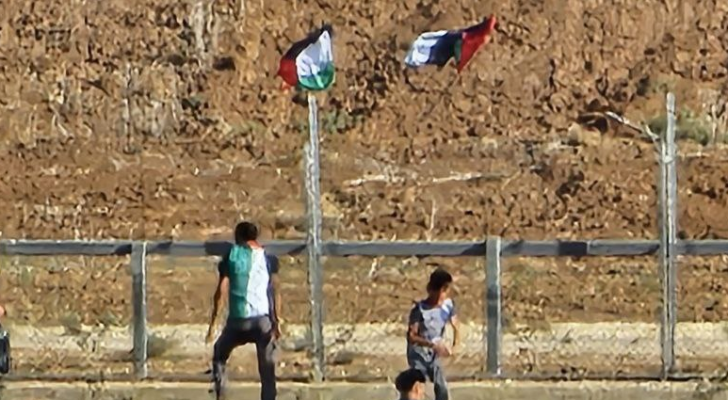 شبان فلسطينيون بالقرب من السياج الحدود