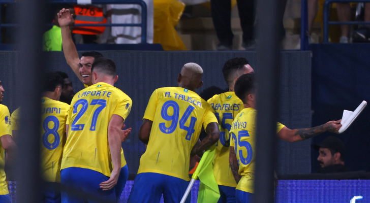 أحد لاعبي النصر يمسك المقذوفات