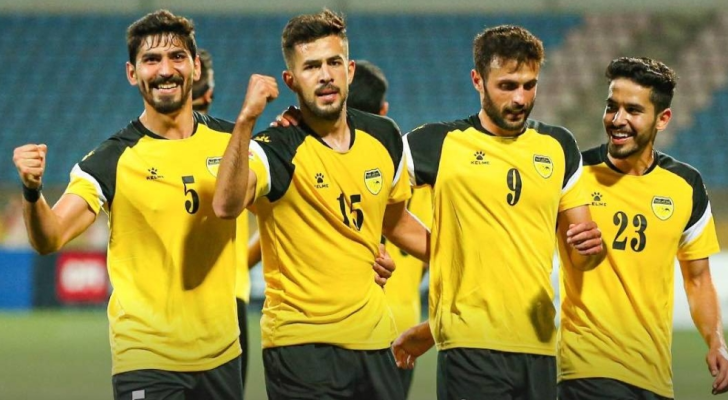 لاعبو الحسين يحتفلون بهدف سابق