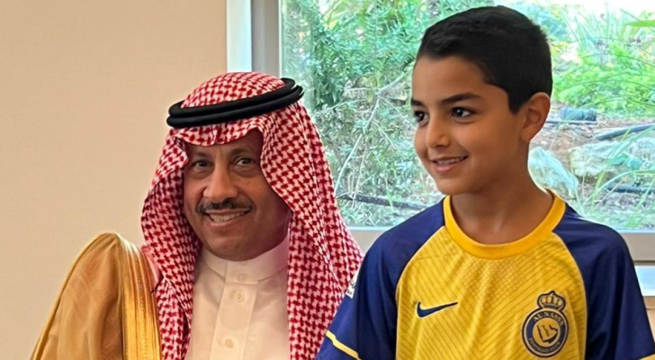 صورة لمقابلة السفير السعودي مع الطفل الفلسطيني