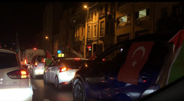 مركبات في إسطنبول نحمل علمي فلسطين وتركيا