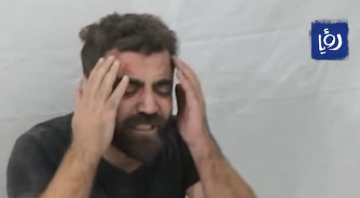 فلسطيني يبكي أمام جثمان زوجته التي ارتقت بقصف الاحتلال